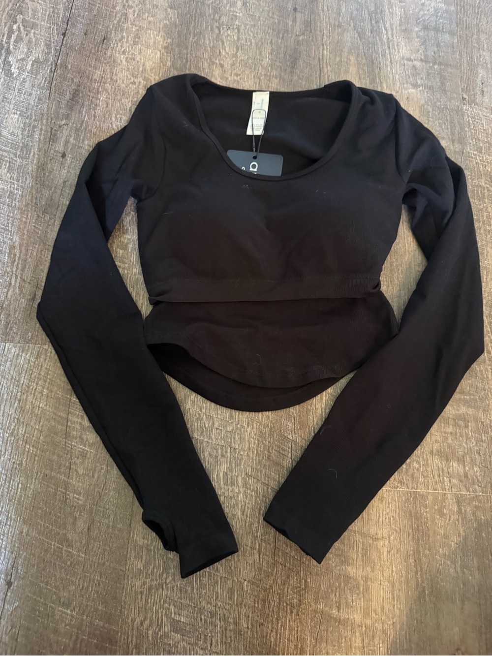 Black Long-Sleeve Athletic Scoop Neck Crop Top
